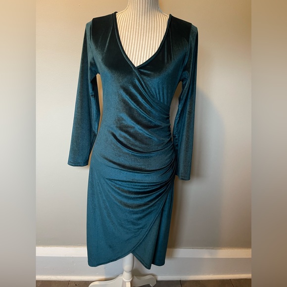Amazon green velvet dress - Picture 2 of 3